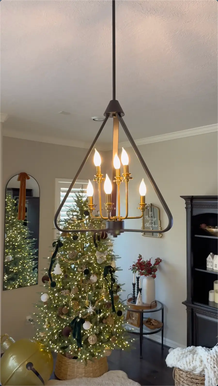 The combination of black and gold looks luxurious and noble. This chandelier is also the main recommendation of ins bloggers. The triangle Its shape makes it unique. If you also pay attention to home design, you definitely can’t miss this chandelier!This pendant lamp combines retro, industrial and modern styles of design. Make your house decoration look more elegant and fashionable.It has a total of 6 bulbs. The light bulbs are arranged in different ways to make the entire lamp look more layered.