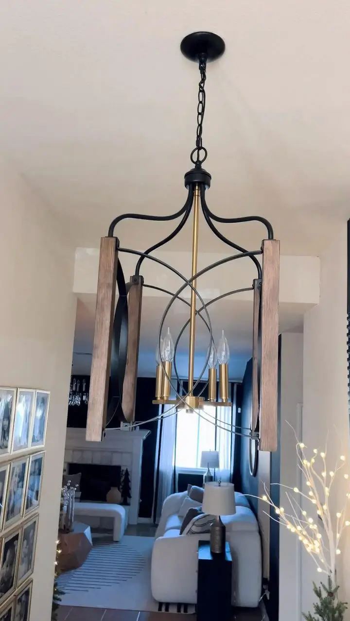 The Calla Cube Pendant is designed in a classic lantern form, an open steel frame structure blends style and simplicity, adding a sense of sophistication to your home. The steel rings house golden candlestick-style fixtures, resembling flickering flames and creating a cozy and romantic ambiance. Each candlestick is equipped with a light bulb(Not included), providing ample illumination and casting a warm and inviting glow throughout the space.The size is perfect. Is designed in a classic lantern form, an open steel frame structure blends style and simplicity and it creates a cozy ambience. Definitely the perfect piece to complete the new look of my entryway.